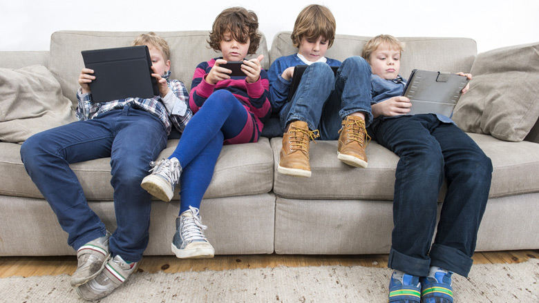 نشستن طولانی کودکان و بی‌ تحرکی زانو هنگام بازی با گوشی موبایل