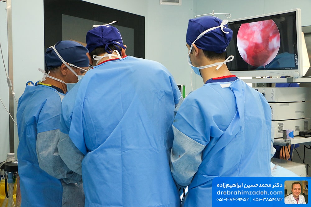 دکتر محمد حسین ابراهیم زاده فوق تخصص جراحی زانو و شانه در حال جراحی زانو