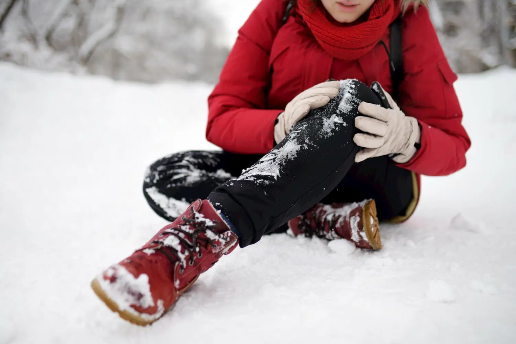 چه عواملی باعث زانو درد در هوای سرد می‌شوند؟